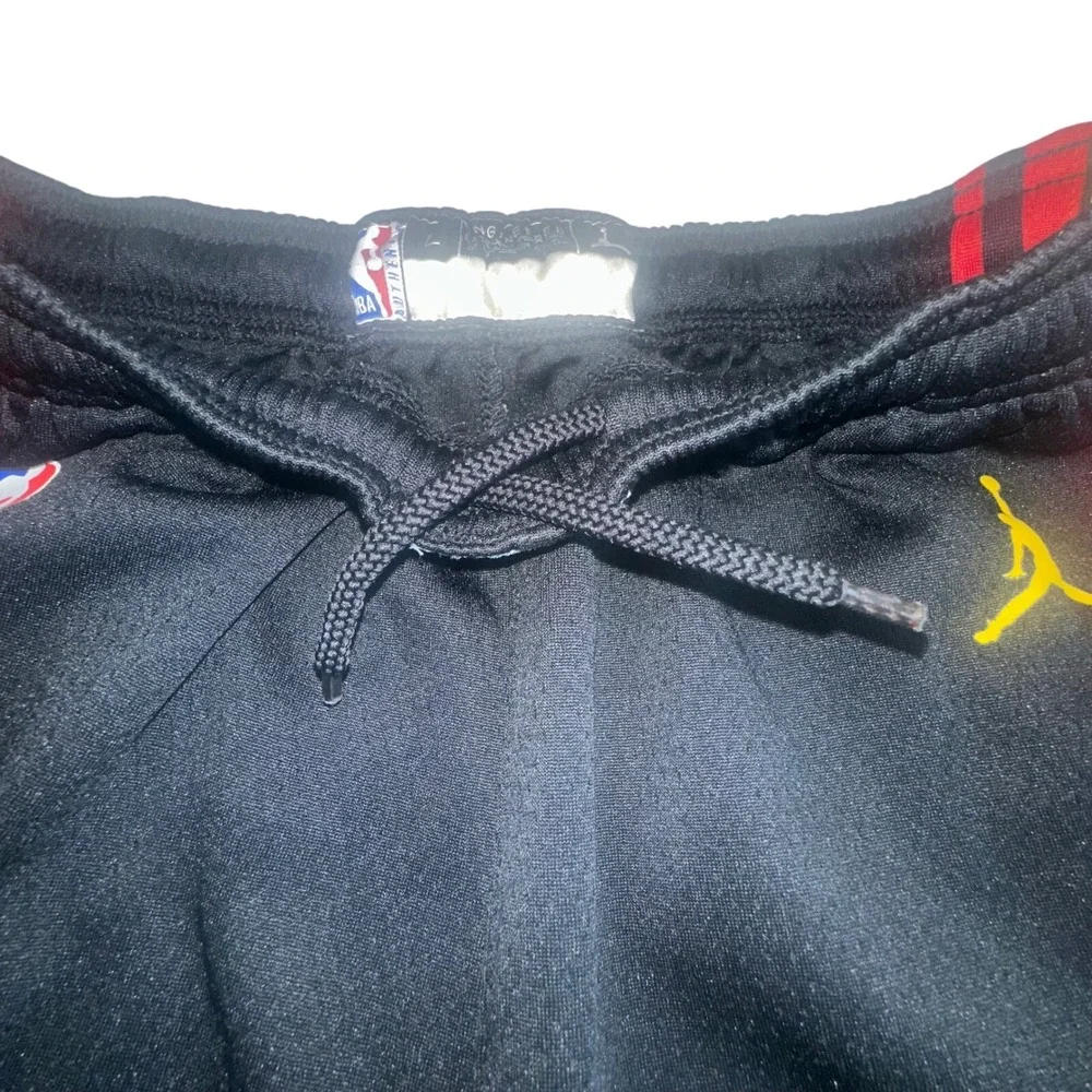 Jordan NBA Basketball Athletic Shorts Kids Atlanta Hawks Black Red Yellow Size L